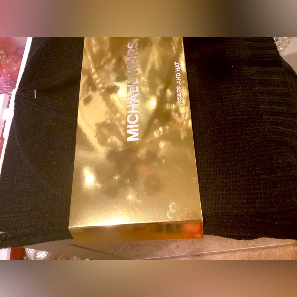 Beautiful Michael kors black scarf and hat set